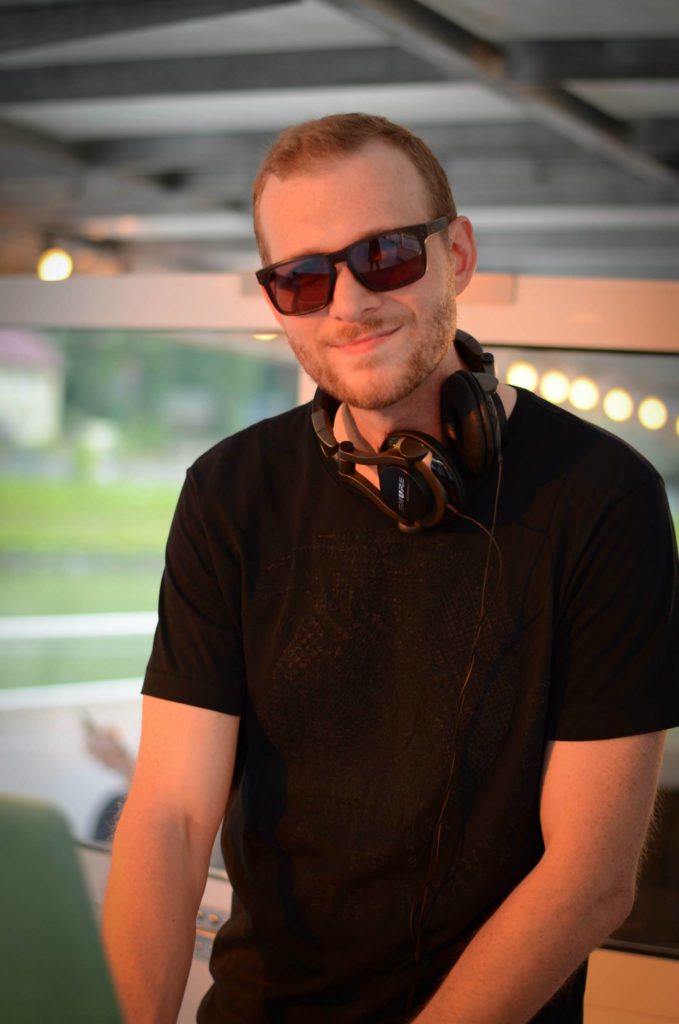 DJ Matmoe legt auf beim Summerboat 2015