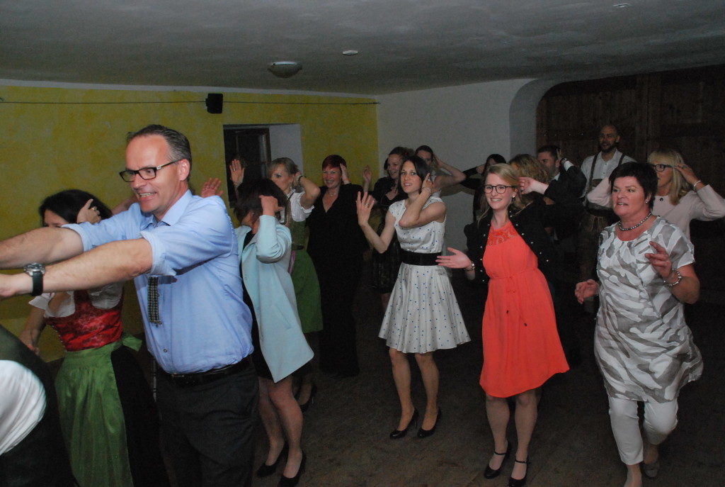 DJ matmoe bei einer Hochzeit mit Gästen auf der Tanzfläche