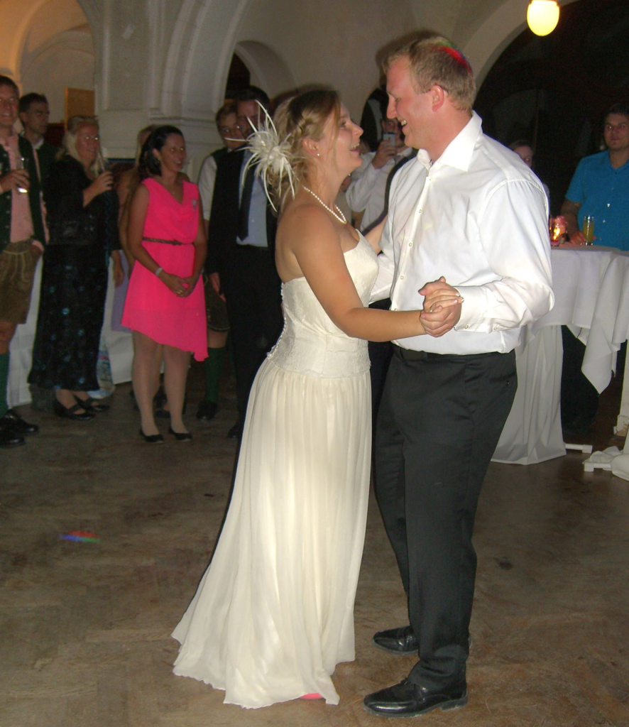Hochzeitsmoment mit Brautpaar und festlicher Stimmung